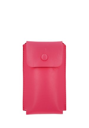 Petit étui rectangulaire rose vif avec un rabat avant sécurisé par une fermeture à bouton-pression, présenté sur fond blanc.