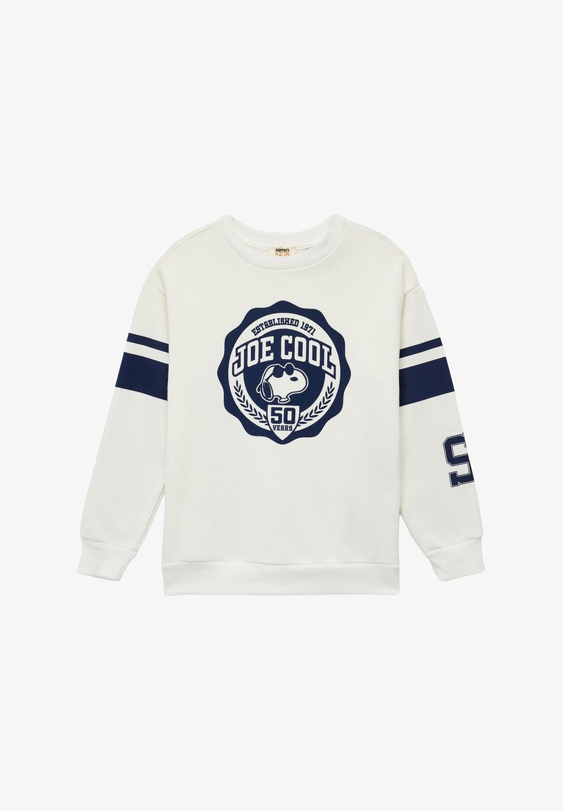 Weißes Sweatshirt mit marineblauen Akzenten, auf der Vorderseite mit einem runden "Joe Cool"-Logo, gegründet 1971, und der Zahl "50".