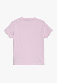 Camiseta de manga corta de color rosa claro con escote redondo, fabricada en suave tela de algodón. Presenta una textura lisa y costuras limpias.