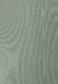 Tecido verde menta com textura suave e canelada. O padrão apresenta linhas verticais finas que criam uma aparência uniforme.