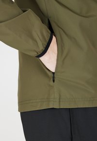 Endurance HUGOEE - Løbejakker - ivy green