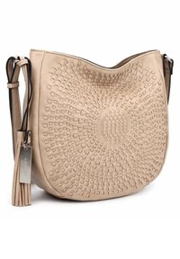 Beżowa zamszowa torba na ramię z okrągłym, wytłaczanym wzorem kwadratu, regulowanym paskiem, detalem w postaci frędzli oraz przymocowaną metalową metką z logo marki.