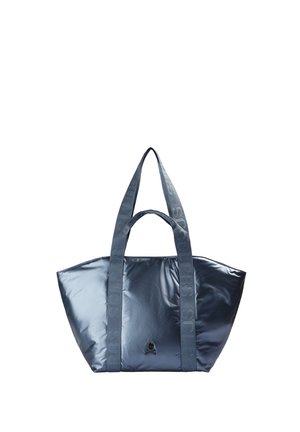 Bolsa tote azul oscuro brillante con asas anchas de tela que presenta letras en relieve y un pequeño logotipo de calavera en el centro frontal.