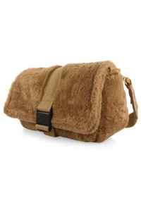 Rjava torbica za ramo iz umetnega krzna z zaponko na preklop, nastavljivim trakom in črnim plastičnim zaponkom. Mehka tekstura in pravokotni dizajn.