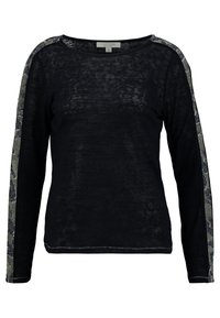 Schwarzes Langarmshirt mit einer leichten, durchsichtigen Textur; hat gemusterte grüne und graue Akzente an den Seiten und einen weiten Ausschnitt.