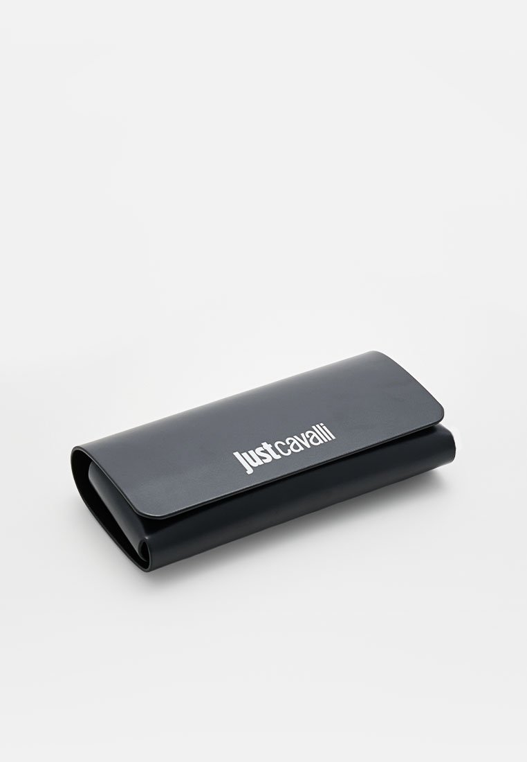 Portefeuille en cuir noir au design épuré, avec une fermeture à rabat et le logo "justcavalli" en argent sur le devant. Texture lisse, sans motifs.
