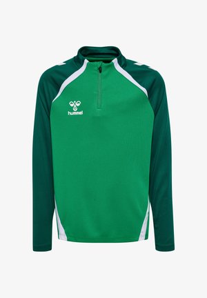 Camiseta deportiva verde de manga larga con mangas verde oscuro, detalles blancos, cremallera hasta un cuarto y un logo blanco de Hummel en el pecho.