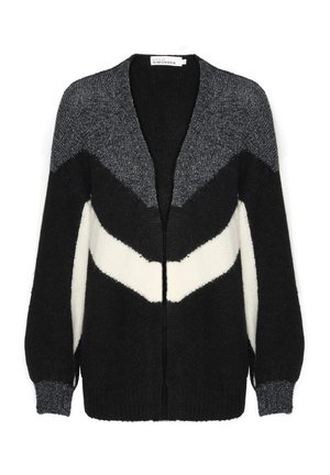 Zwarte en grijze gebreide cardigan met een V-hals en een chevronpatroon in het wit. Lange mouwen met gestructureerde manchetten en een voorzijde zonder knopen.