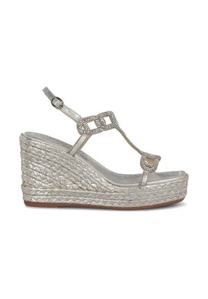Sandalia cuña plateada con textura trenzada, diseño de tira en T, embellecida con strass y correa adjustable al tobillo.