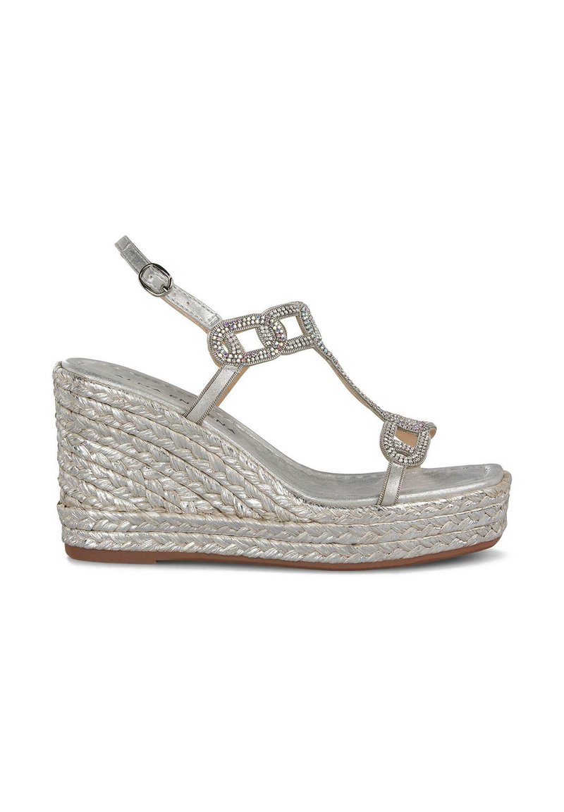 Sandalia cuña plateada con textura trenzada, diseño de tira en T, embellecida con strass y correa adjustable al tobillo.
