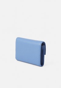 Cartera de cuero azul con un acabado texturizado, forma rectangular y costuras visibles. Diseño compacto con tapa plegable.