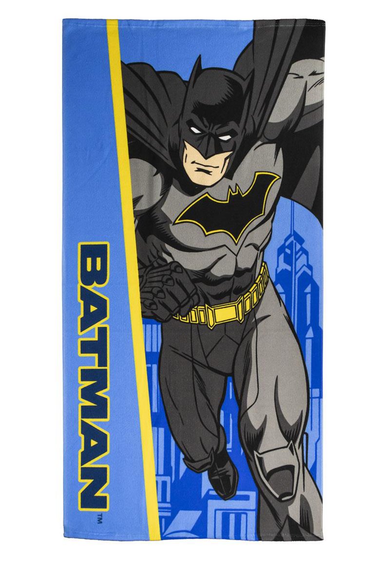 Toalla temática de Batman con fondo azul, que presenta un gran gráfico de Batman en gris y negro con un emblema amarillo y el texto en negrita "BATMAN".