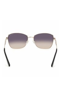 Occhiali da sole in metallo con montatura argentata e lenti grigie sfumate. Il design presenta una forma squadrata e aste nere snelle.