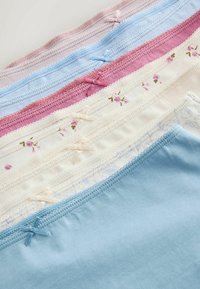 Zeven paar gevouwen damesondergoed in pastelkleuren en bloemenpatronen, elk met een klein decoratief strikje op de tailleband.