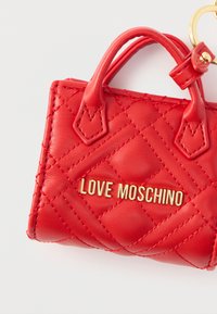 Κόκκινο καπιτονέ μπρελόκ τσάντας από ψεύτικο δέρμα με διπλές χειρολαβές, με χρυσό λογότυπο «LOVE MOSCHINO» και λεπτομέρειες ραφών.