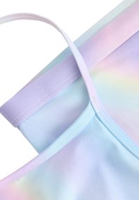 Pastelgradient camisole i blødt stof med lavendel- og lyseblå nuancer, justerbare stropper og glatte syningsdetaljer.