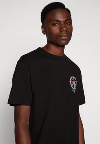 Tommy Jeans GRAPHIC TEE - Camiseta estampada - black
