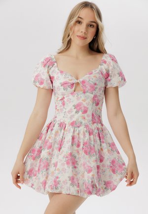 Abito floreale con scollatura quadrata, maniche a sbuffo e dettaglio a taglio. Il tessuto presenta rose rosa su uno sfondo chiaro con gonna arricciata.