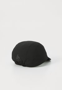 Čierna čiapka s okrúhlou vrchnou časťou, vyrobená z hladkého materiálu, s malým, zakriveným šiltom a elastickým pásom na zadnej strane. Logo na boku.