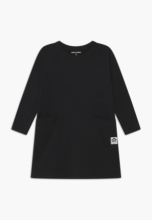 Vestito nero in cotone con maniche lunghe a raglan, due tasche frontali e una piccola etichetta con grafica di panda in basso a destra. Design semplice e ampio.