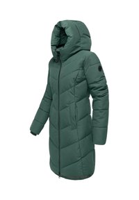Zaļš pūkains mētelis ar kapuci, ar rāvējslēdzēju priekšpusi, diagonālu quilted rakstu un divām sānu kabatām. Mīksts materiāls ar elastīgām aprocēm.