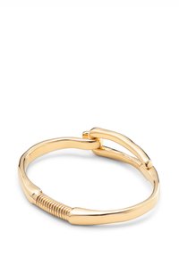 Bracelet ton or présentant un design lisse et courbé avec un accent en spirale et une fermeture à crochet, mettant en valeur une finition élégante et polie.