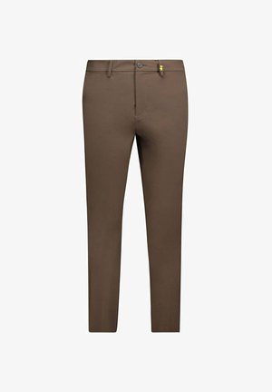 Pantalon marron slim avec passants pour ceinture, fermeture avant à boutons et une petite étiquette jaune avec logo près de la taille.
