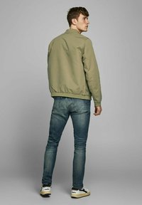 Jack & Jones BASIC ÜBERGANGS STRETCH OHNE KAPUZE ERUSH - Bomberjacke - grün