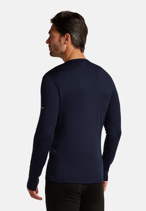 Marineblauw langslieve-shirt van zachte stof, met een ronde halslijn en slim fit, voorzien van een logokleuraccent op de linkermouw.