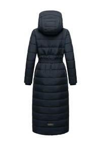 Lång navy puffer-jacka med huva, kviltade sektioner, bälte i midjan och tumhålsmuddar. Har en logotyp på vänster ärm.