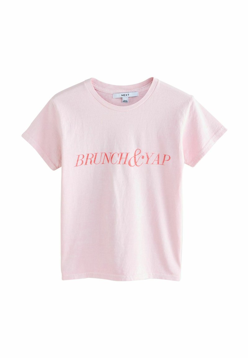 Tricou din bumbac roz, cu mâneci scurte și gât rotund. Textul spune "BRUNCH & YAP" într-o culoare contrastantă și cu un font îndrăznet.