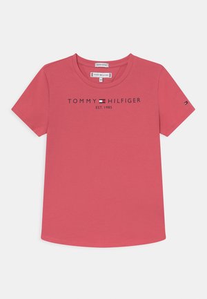 T-shirt in cotone organico rosa con scollatura rotonda, maniche corte, logo stampato "TOMMY HILFIGER EST. 1985" e piccolo tag del marchio sulla manica.