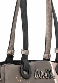 Handtasche aus grauem strukturiertem Synthetikmaterial, mit schwarzen und metallischen Akzenten, doppelten Tragegriffen und dekorativem Logo-Detail mit Strasssteinen.