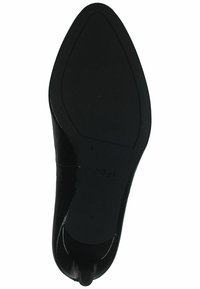 Černá kožená vysoká bota na podpatku s špičatou špičkou a hladkým povrchem. Podešev je strukturovaná, se znakem a elegantním designem.