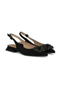 Bottines slingback en daim noir avec un bout pointu, ornées d'un accent décoratif en pierre précieuse noire et d'un petit talon carré.