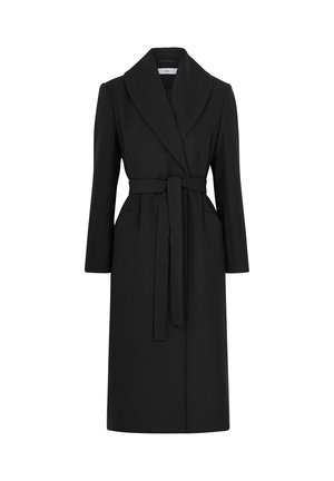 Cappotto nero lungo con collo a scialle, maniche lunghe, tasche laterali e cintura di tessuto annodata in vita, esposto su uno sfondo bianco.