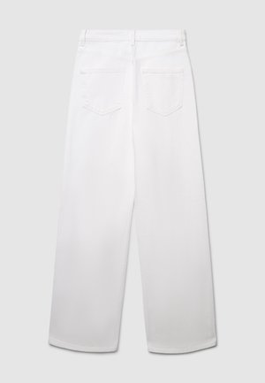 Pantaloni in denim bianco con design a gamba larga, caratterizzati da vita alta, due tasche posteriori e una texture liscia.