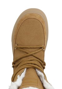 Bota de ante color marrón claro con punta redonda, diseño de cordones, forro de pelo y suela de goma con un patrón texturizado. Logo decorativo en el lateral.