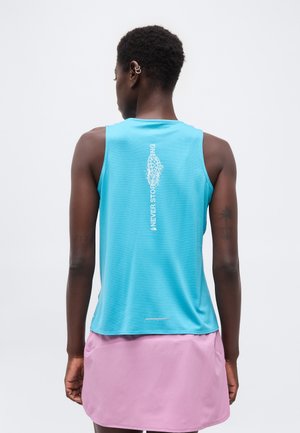 Tagantvaadatav isik, kandes sinist varrukateta sporditoppi tekstiga "NEVER STOP RUNNING" ja roosat seelikut.