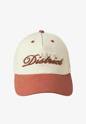 Kreem värviga pesapalli müts terrakota visoriga. Omab broderdatud teksti "District" ja aktsente. Valmistatud puuvillast koos struktureeritud disainiga.