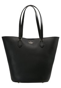 Zwarte leren tote bag met een gematteerde afwerking, twee schouderbanden en subtiele gouden hardware met een merklogo aan de voorkant.