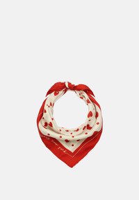 Czerwona i kremowa jedwabna chusta z wzorem w kropki, zawierającym małe serca oraz jednolitą czerwoną bordiurę; zawiązana na górze w celu noszenia.