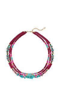Collier multi-brins avec des perles bordeaux et turquoises, des accents dorés et des éléments roses. Des matériaux texturés créent un effet superposé.