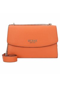 Borsa crossbody in pelle arancione con texture, chiusura a patta, tracolla in catena argentata e logo "GUESS EST 1981" sul davanti.