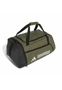 Olivengrøn duffel taske med sorte detaljer, der har et tekstureret stof, dobbelte håndtag og et hvidt logo med tre striber på siden.