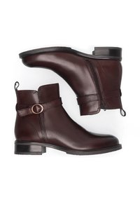 Brązowe skórzane botki za kostkę z bocznym zamkiem, okrągłym akcentem w postaci paska, teksturowanym wykończeniem oraz niskim, drewnianym obcasem.