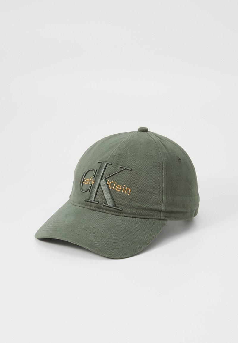 Grüner Baumwoll-Baseballcap mit gesticktem "CK"-Logo in Dunkelgrün und "Calvin Klein" in Orange. Vorgebogener Schirm und verstellbarer Riemen auf der Rückseite.