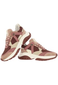 Baskets épaisses en beige, rose et bordeaux avec semelles blanches épaisses et fermetures à lacets, présentées sur un fond blanc.