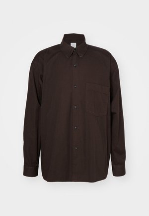 Barna, hosszú ujjú, pamut ing, gombos gallérral, fekete gombokkal és a bal oldalon egy zsebbel.