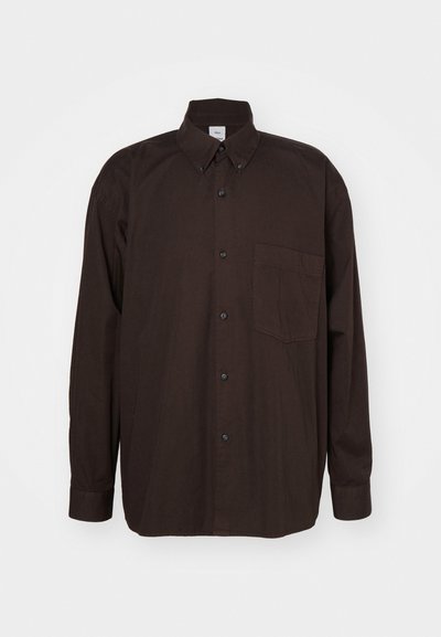 Chemise à manches longues marron en coton, dotée d'un col à rabat, de boutons noirs et d'une poche sur le côté gauche.